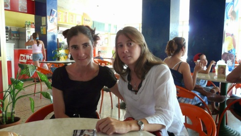 Micaela Hierro con Yoani Sánchez en una de sus visitas a Cuba. 